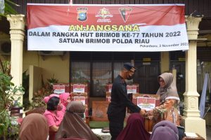 Wujud Rasa Asih, Sat Brimob Riau Bagikan Santunan dan Paket Sembako ke Warakawuri