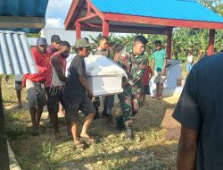 Wujud Kemanusiaan Satgas Yonif 122/TS Di Tengah-tengah Masyarakat Dengan Membantu Prosesi Pemakaman Masyarakat Kampung Wambes