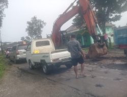 Proyek Betonisasi Jalan Provinsi Tepatnya di Desa Cikasungka Menimbulkan Kemacetan