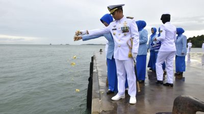 Lantamal IV Laksanakan Upacara Tabur Bunga di Laut Peringati Hari Armada